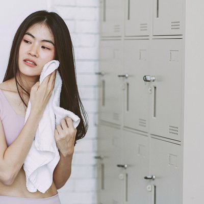 cô gái đang dùng khăn lau mồ hôi