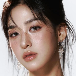 người mẫu gương mặt đẹp - phun môi tươi tắn màu cam đào