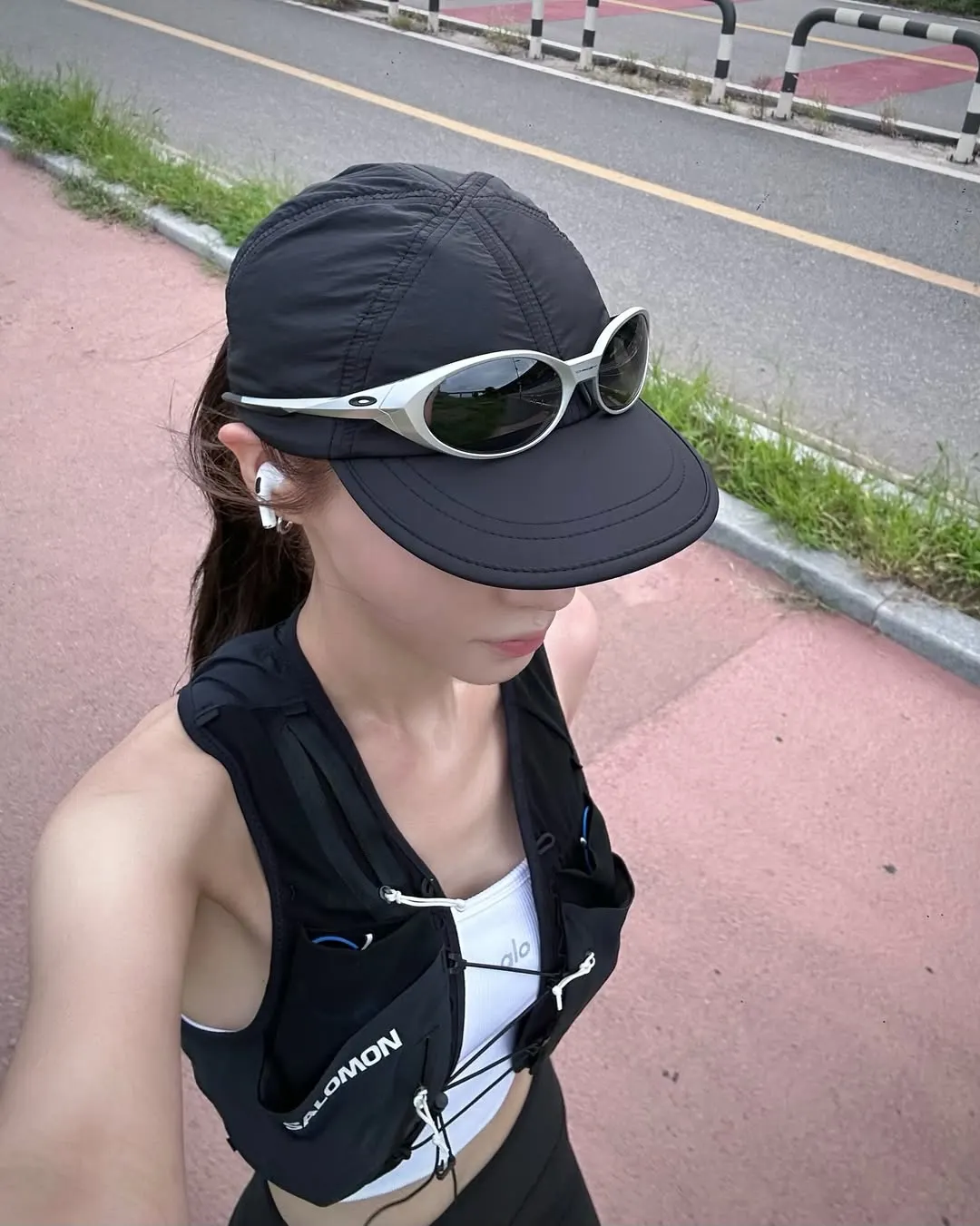 Cô gái đang tập thể dục bằng cách chạy bộ