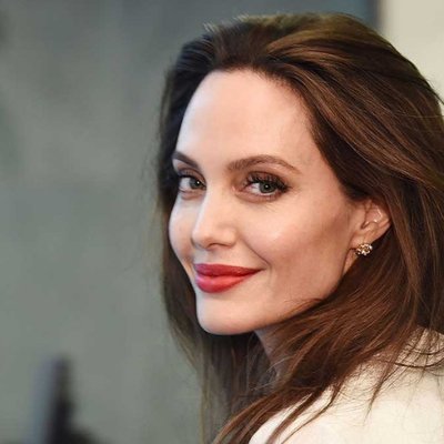 angelina jolie tóc xù
