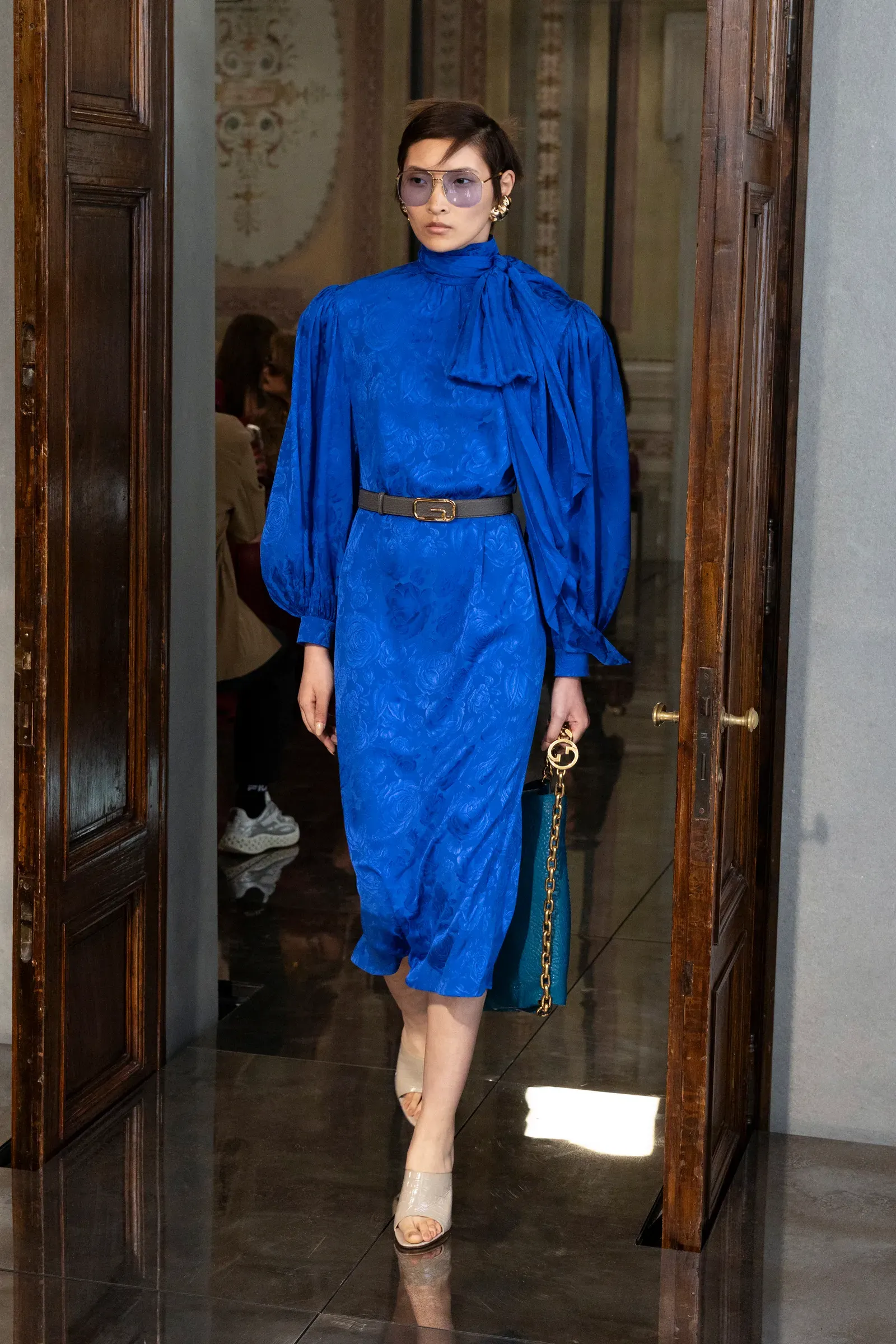 đầm xanh navy BST Gucci Cruise 2026