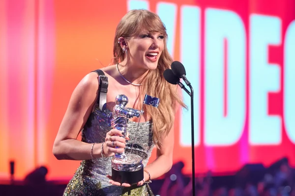 Taylor swift diện đầm đính sequins