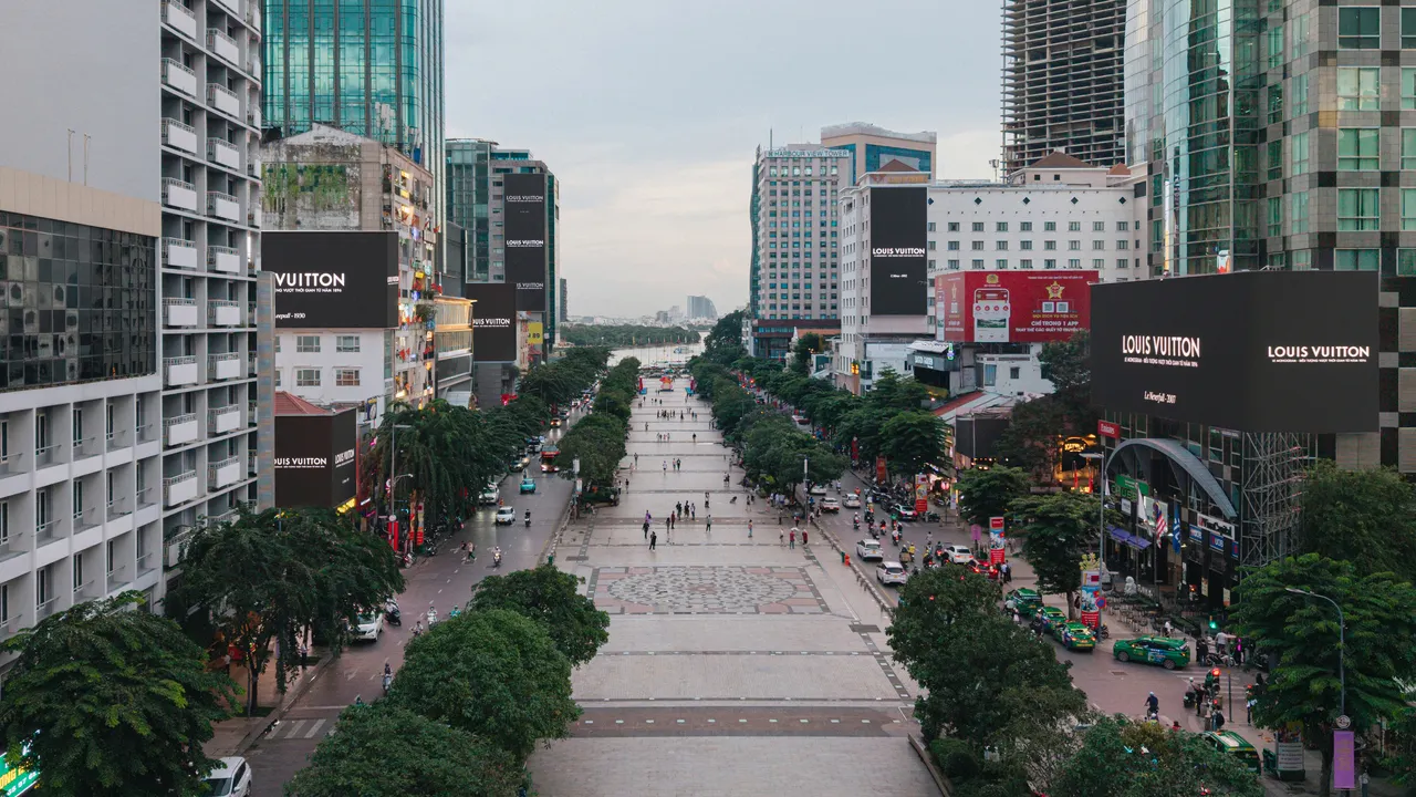 Chiến dịch billboard của Louis Vuitton phủ sóng toàn bộ trung tâm TP.HCM