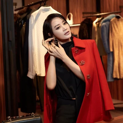 Kim Hye-soo tạo dáng với hoa tai khoe nhan sắc thanh lịch ở tuổi 55.
