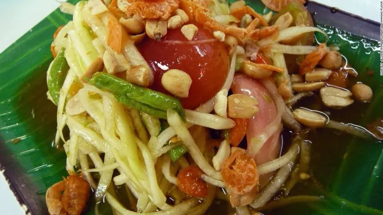 Gỏi đu đủ. Thái
