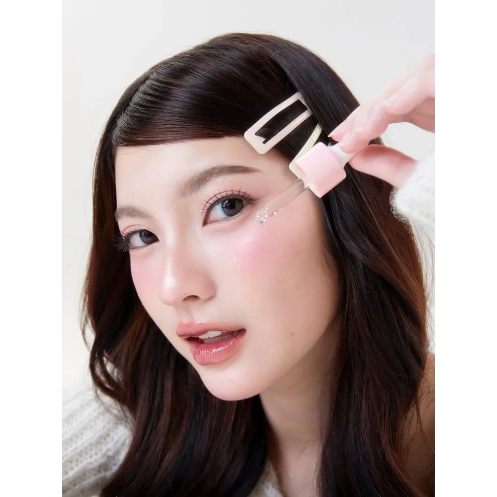 Cô gái tạo dáng <mark class=