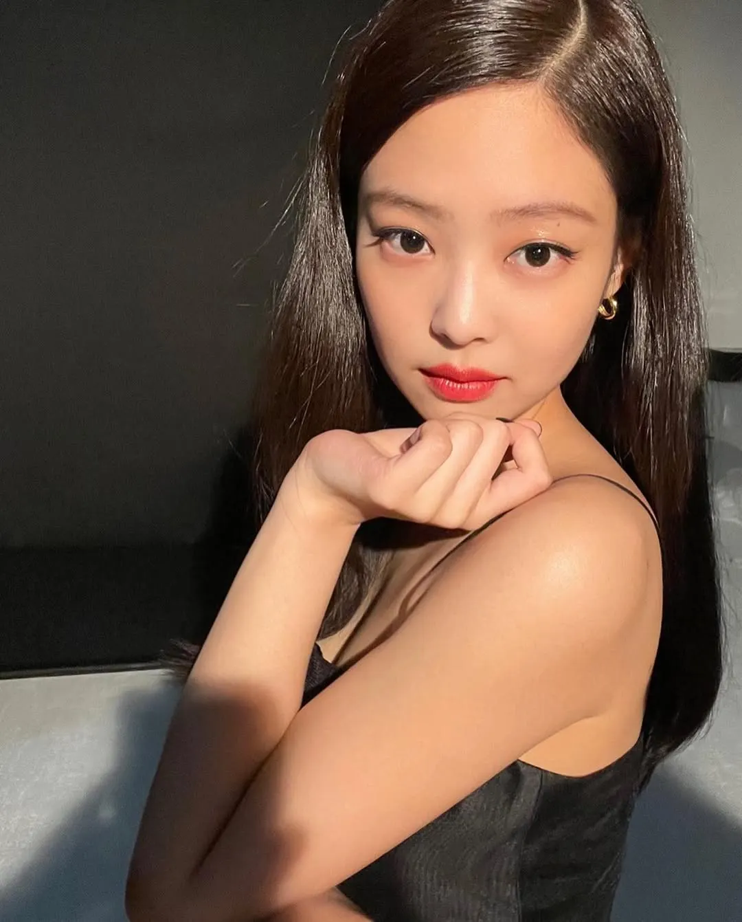 Trang điểm cổ điển với môi đỏ, eyeliner sắc và lens nâu đậm.