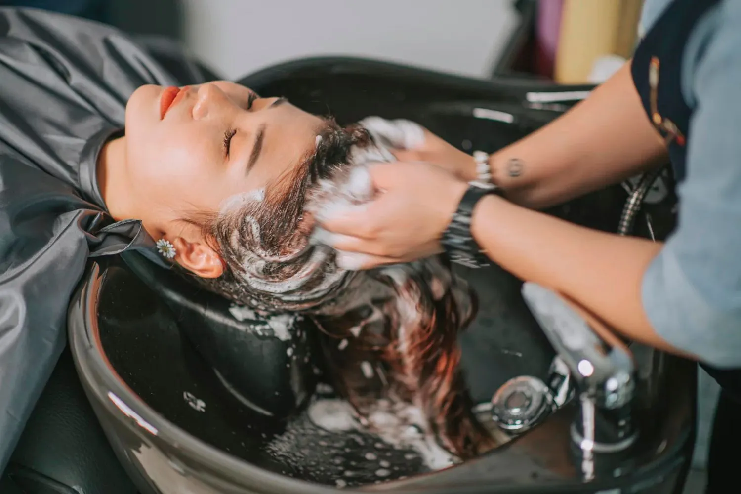 gội đầu tại salon sau nhuộm