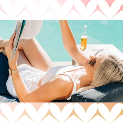 Cô gái nằm cạnh hồ bơi chọn sản phẩm wax lông