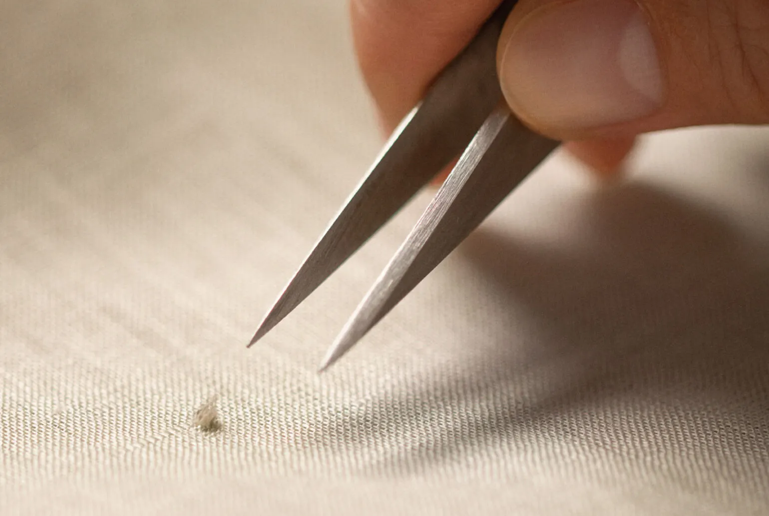 Quy trình sản xuất Áo Sơ Mi Linen Cao Cấp của UNIQLO bắt đầu từ công đoạn kéo sợi lanh.