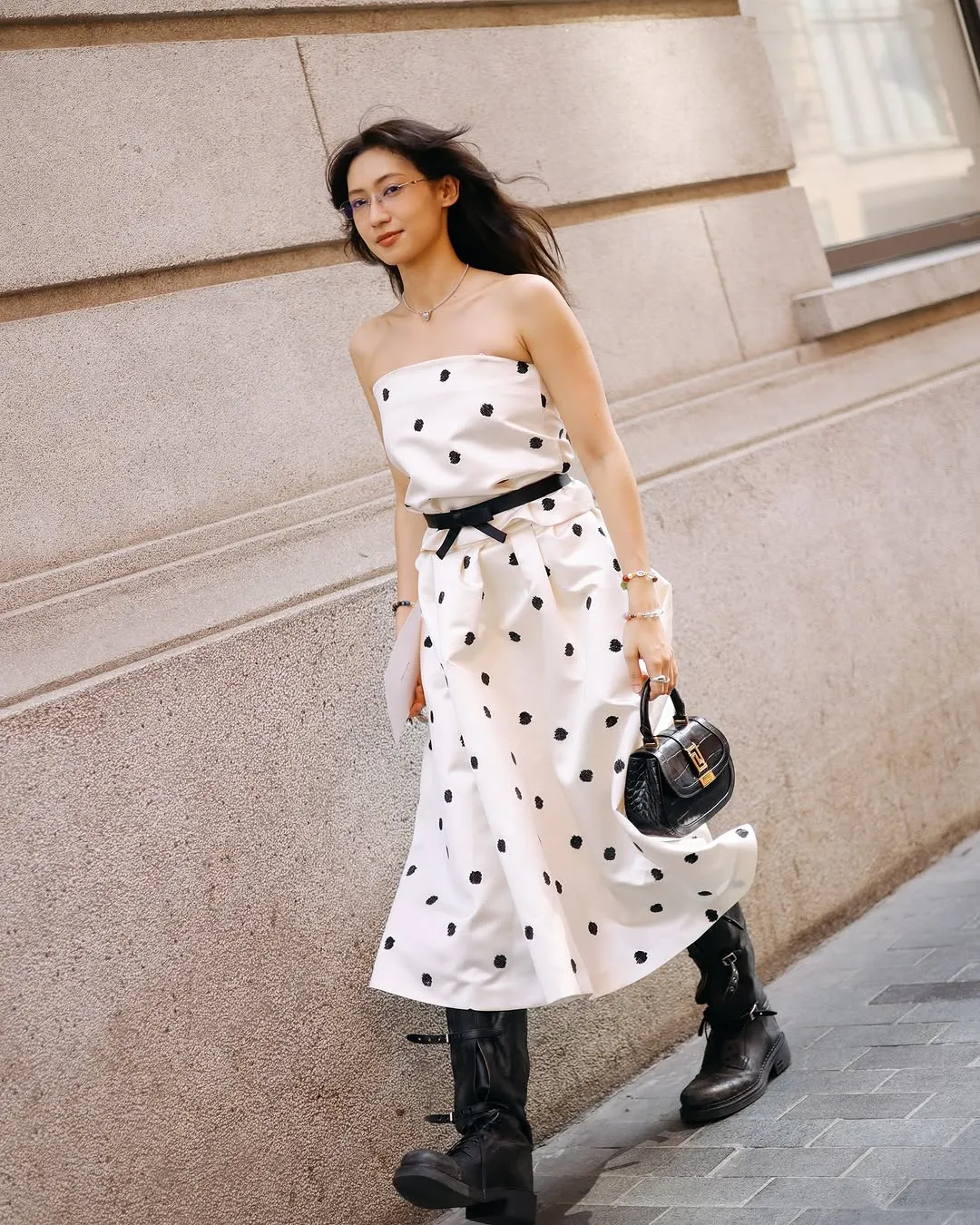 Đầm họa tiết chấm bi đi cùng thiết kế cúp ngực mang đến vẻ đẹp vừa cổ điển vừa hiện đại.