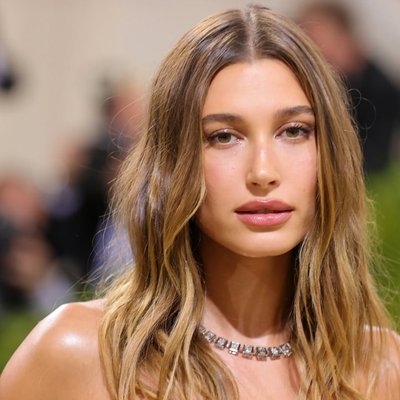 Hailey Bieber - cách trị mặt lệch