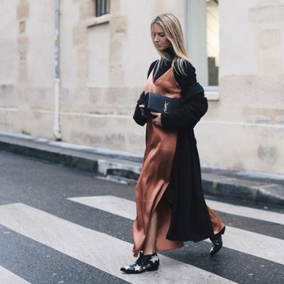 Áo cổ lọ và váy slip dress – công thức sành điệu cho thời trang giao mùa