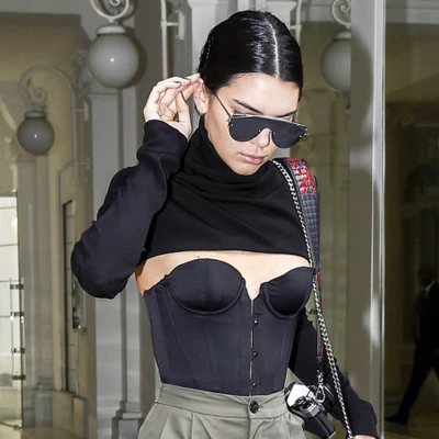 Mặc corset và waist trainer định hình vòng eo: Những điều lưu ý bạn cần biết