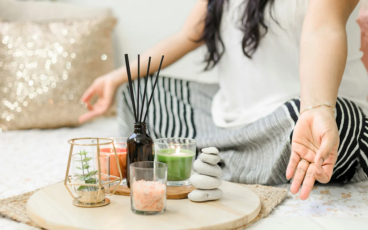 Cô gái đang ngồi thiền bên cạnh muối để mang năng lượng tích cực đến trong cuộc sống