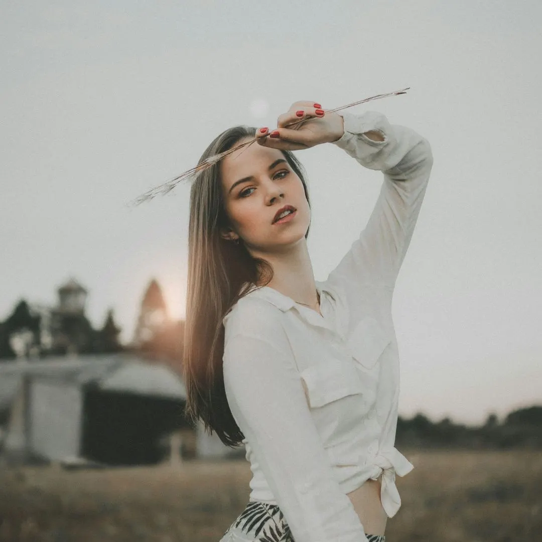 cô gái cầm cỏ lau theo tử vi ngày 23/10/2025