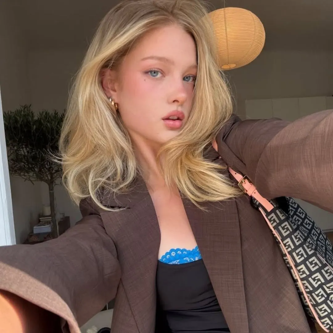 người mẫu với làn da không khuyết điểm