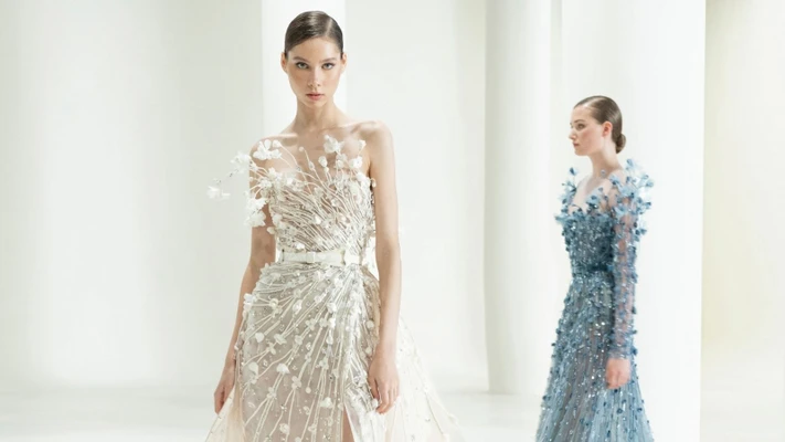 cô gái diện váy thiết kế elie saab