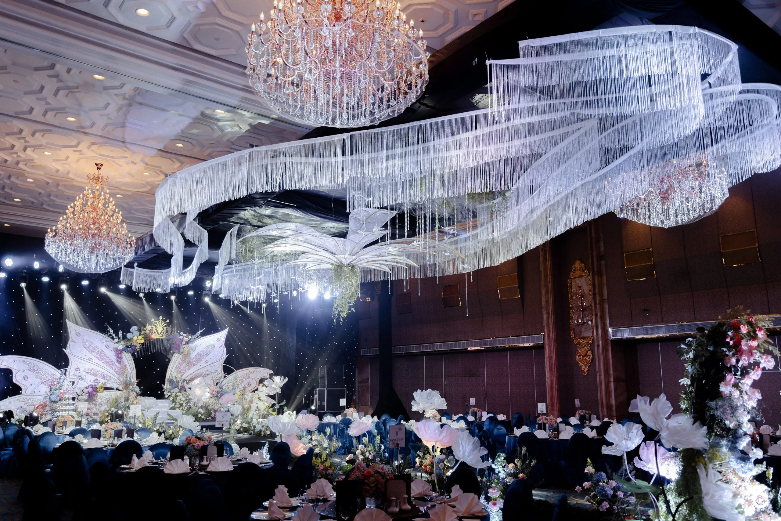 The Reverie Saigon thiết kế không gian cưới <mark class=