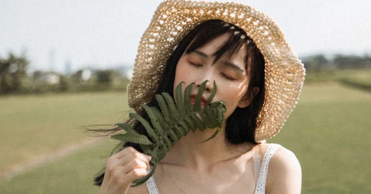 Làn da tự nhiên dưới ánh nắng mùa Hè, dấu hiệu da nhạy cảm cần phục hồi