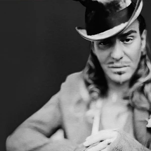 John Galliano – Hiệp sĩ mộng mơ cuối cùng