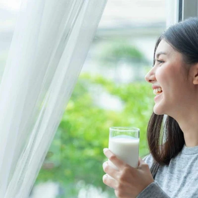 Phụ nữ uống sữa đậu nành