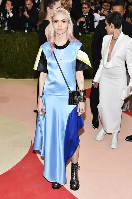 Grimes trong thiết kế của Louis Vuitton. Có thể thấy Louis Vuitton đứng đầu danh sách của những bộ cánh tệ nhất MET Gala năm nay