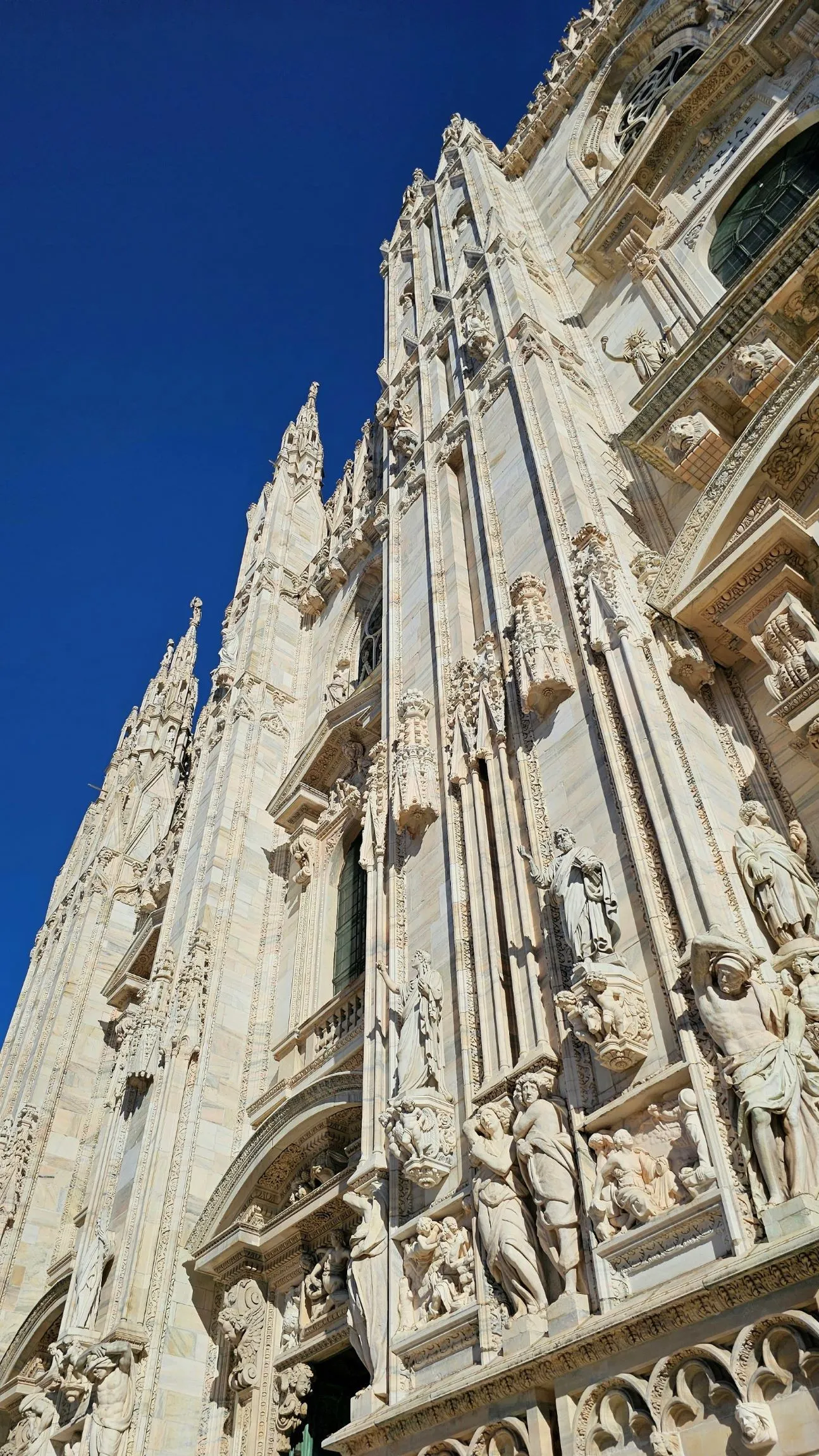 Duomo di Milano là nhà thờ Công giáo Roma lớn nhất nước Ý