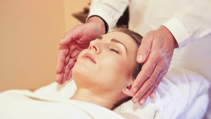 cách massage mặt giảm bọng mắt 1