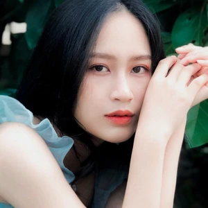 sản phẩm cho eye area cô gái đầm xanh ngồi chống tay