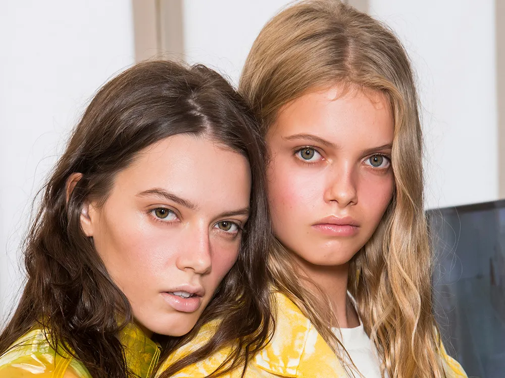 hai cô gái tóc nâu và blonde, mặc áo vàng, tóc bóng khoẻ, gội đầu đúng cách