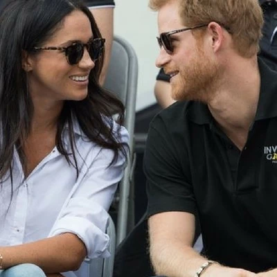 Lí do Hoàng tử Harry được phép thể hiện tình cảm với bạn gái, nhưng Hoàng tử William thì không - ELLE VN