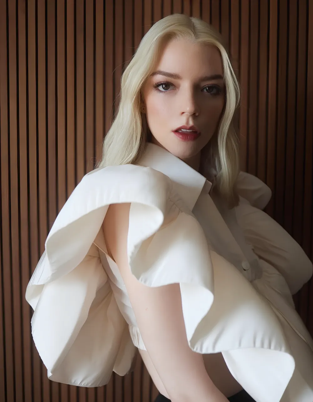 ANYA TAYLOR-JOY diện thời trang CONG TRI