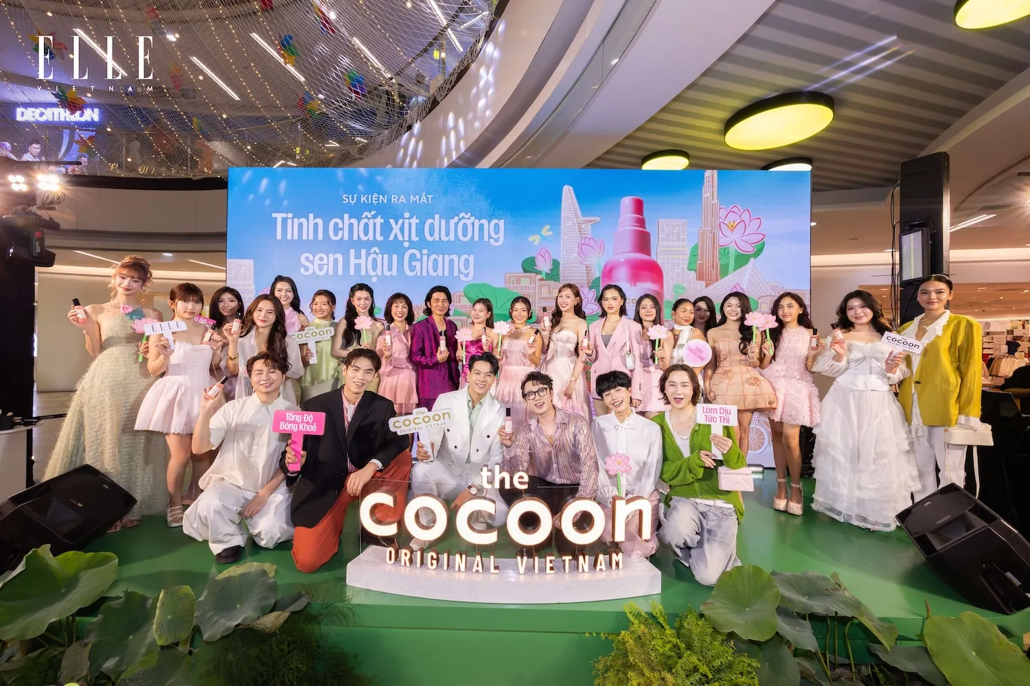 Các khách mời chụp hình tại sự kiện của thương hiệu làm đẹp Việt