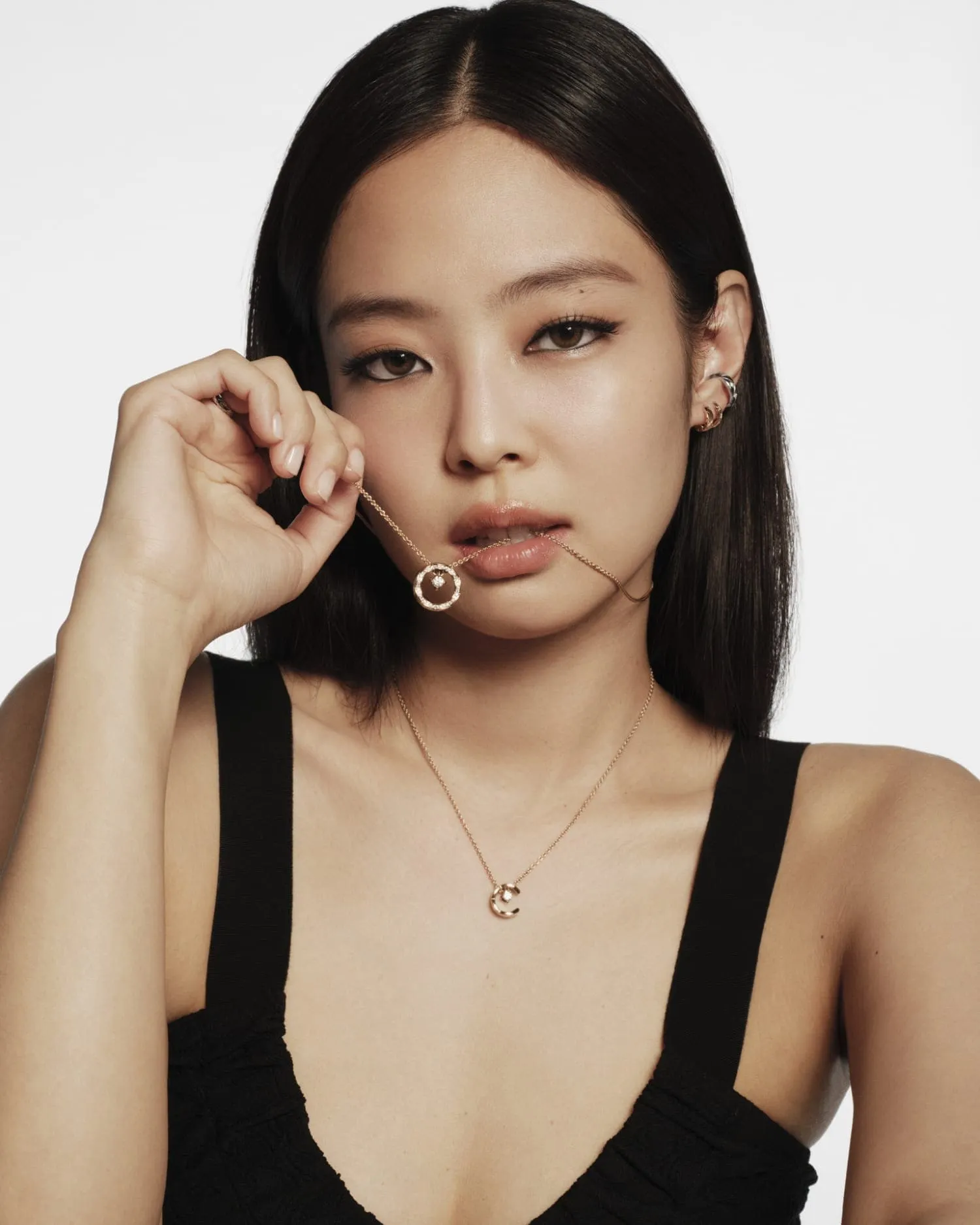 jennie diện trang sức chanel