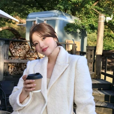 cô gái với làn da đẹp đang cầm ly cacao