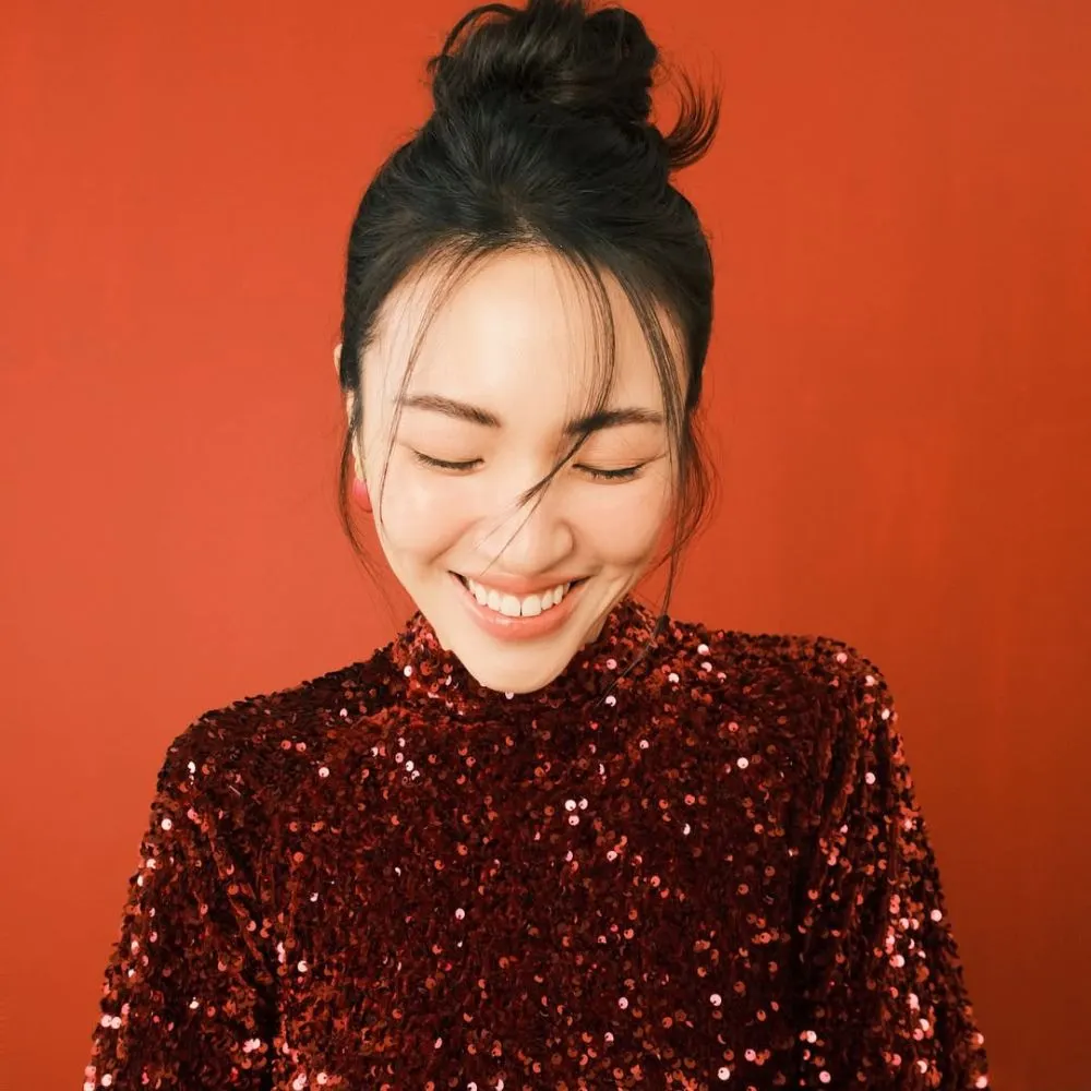 Hình ảnh Cilly Nguyễn cười.
