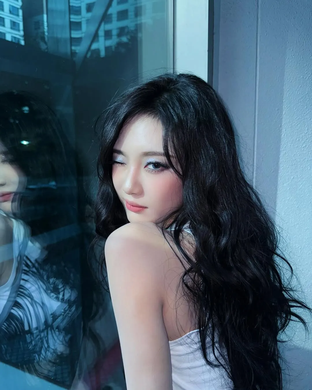 Bảng mắt giúp đôi mắt thêm cuốn hút với lớp nhũ lấp lánh nhẹ nhàng.