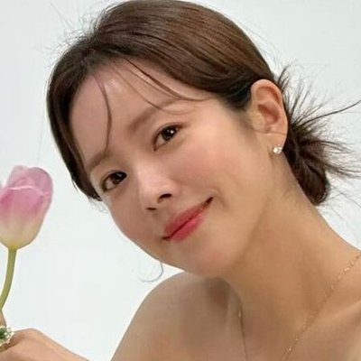 han ji min cầm hoa trẻ hơn tuổi thật.