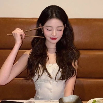 Wonyoung đang dùng đũa để ăn trong thói quen ăn uống.