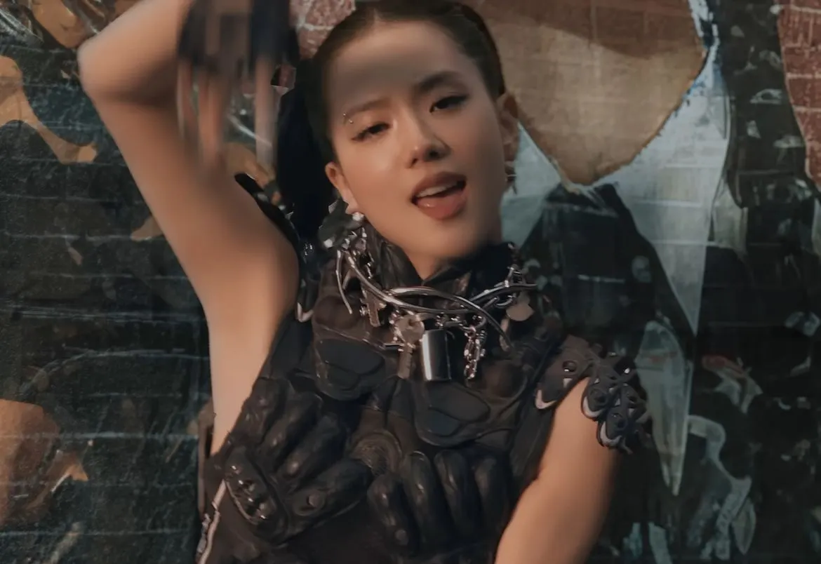 thời trang jisoo trong mv jump