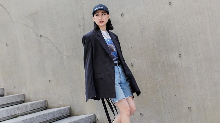 áo thun phom rộng cùng quần shorts và áo blazer, thắt lưng
