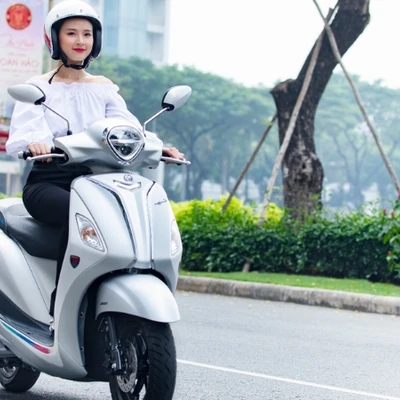 Phong cách mix đồ ấn tượng của Midu với “nữ hoàng” xe ga Grande Hybrid