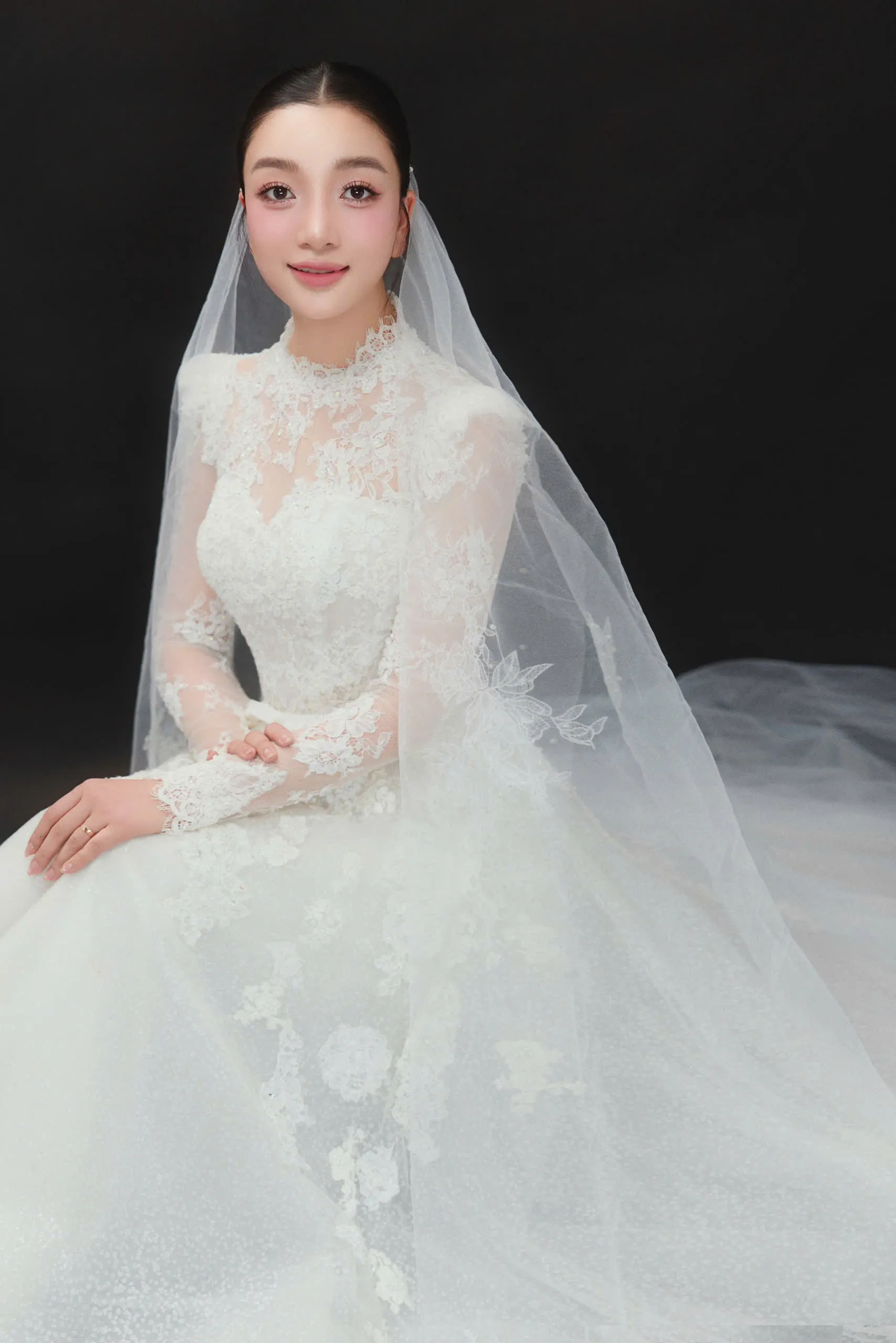 Phạm Thu Hà có sự hòa trộn giữa hướng nội và hướng ngoại.