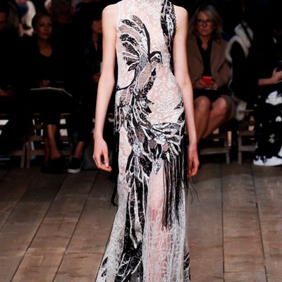 BST đậm tính cá nhân của Sarah Burton và giữ được phần “hồn” riêng biệt của Alexander McQueen.