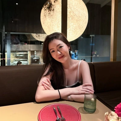 cô gái ngồi trên bàn ăn