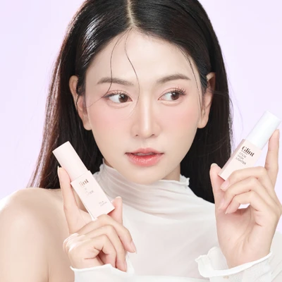 Lê Bống cầm thỏi bắt sáng Glint Stick Highlighter