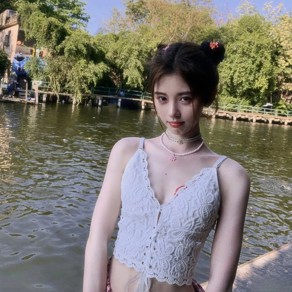 Cúc Tịnh Y búi tóc 2 bên