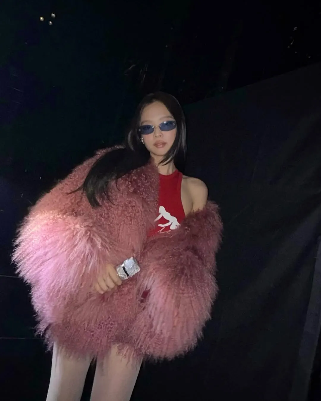 jennie diện áo choàng lông alternative