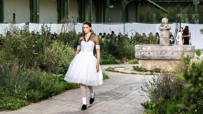 paris haute couture sẽ được trình diễn online